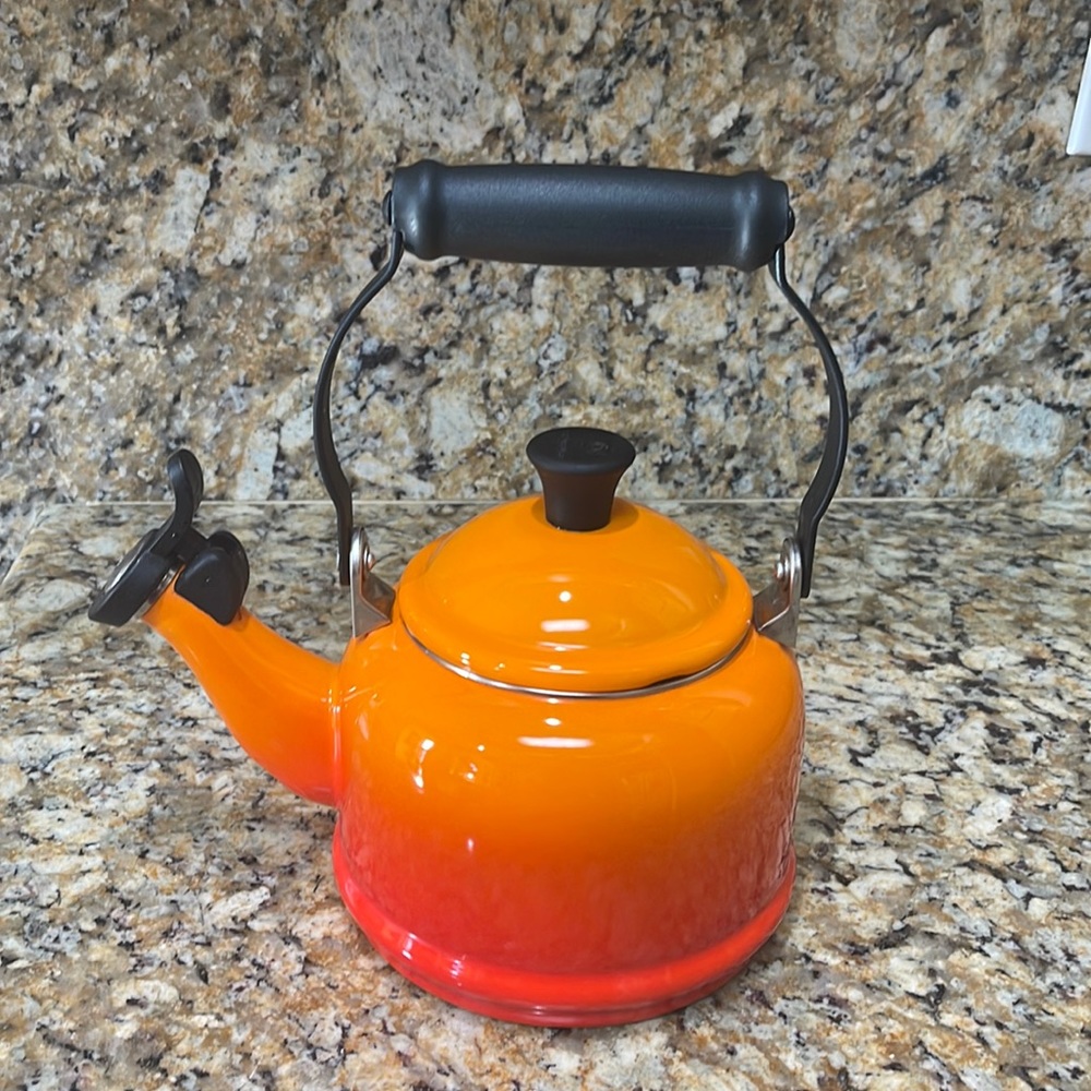 Le creuset Demi orange ombré tea kettle